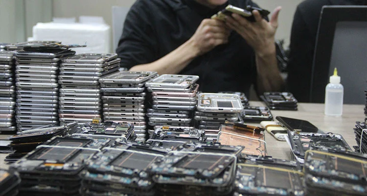 iPhone LCD-skjermpriser polariserer i 2026: Hvorfor reparasjonsverksteder bytter tilbake til renoverte originalskjermer
